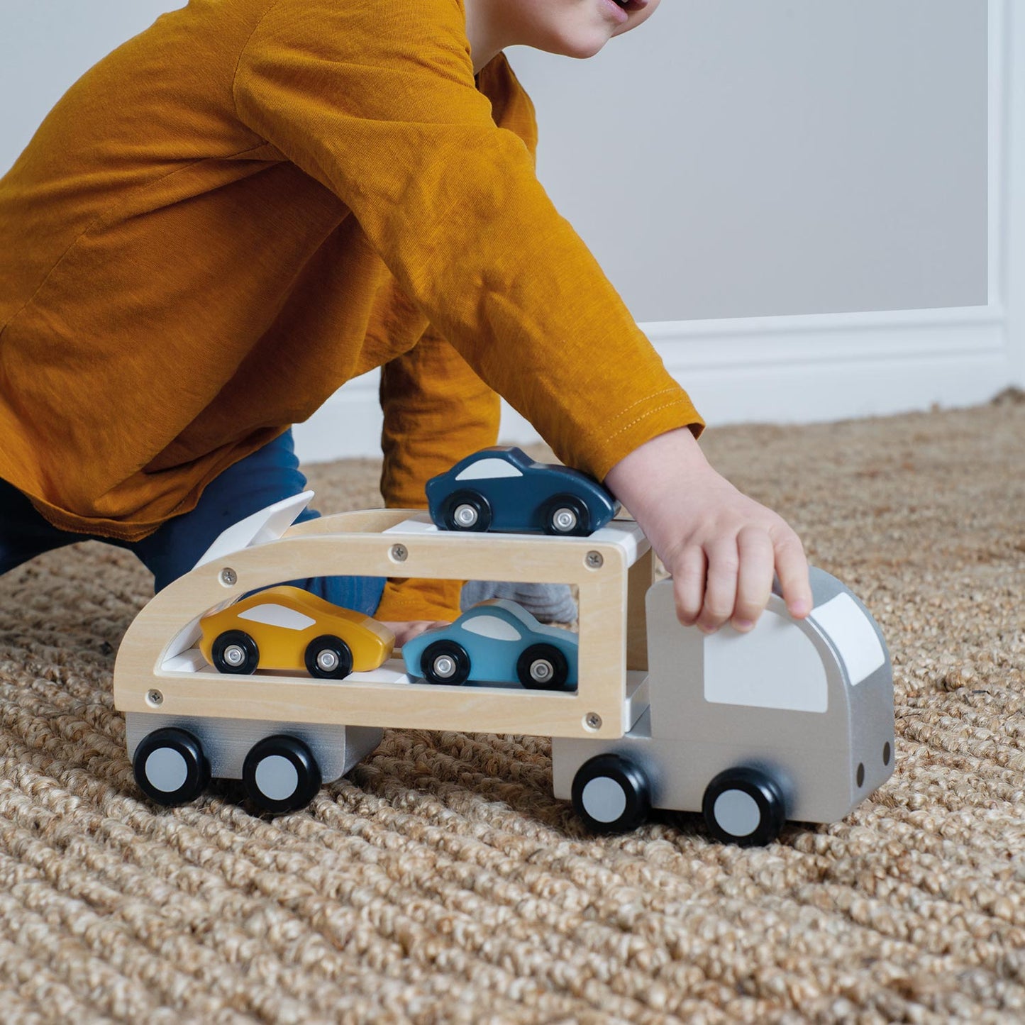 Autotransporter mit Sportwagen