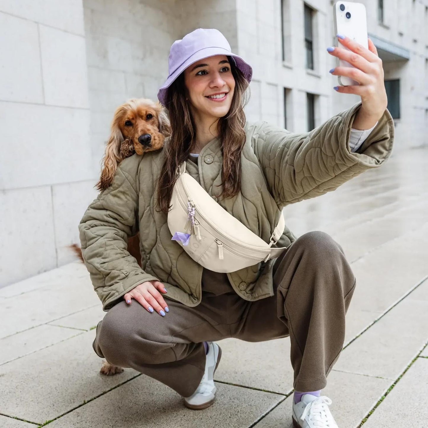 Palopa Bumbag Emma in creme im Alltag mit Hund – bei Petperten Karlsruhe