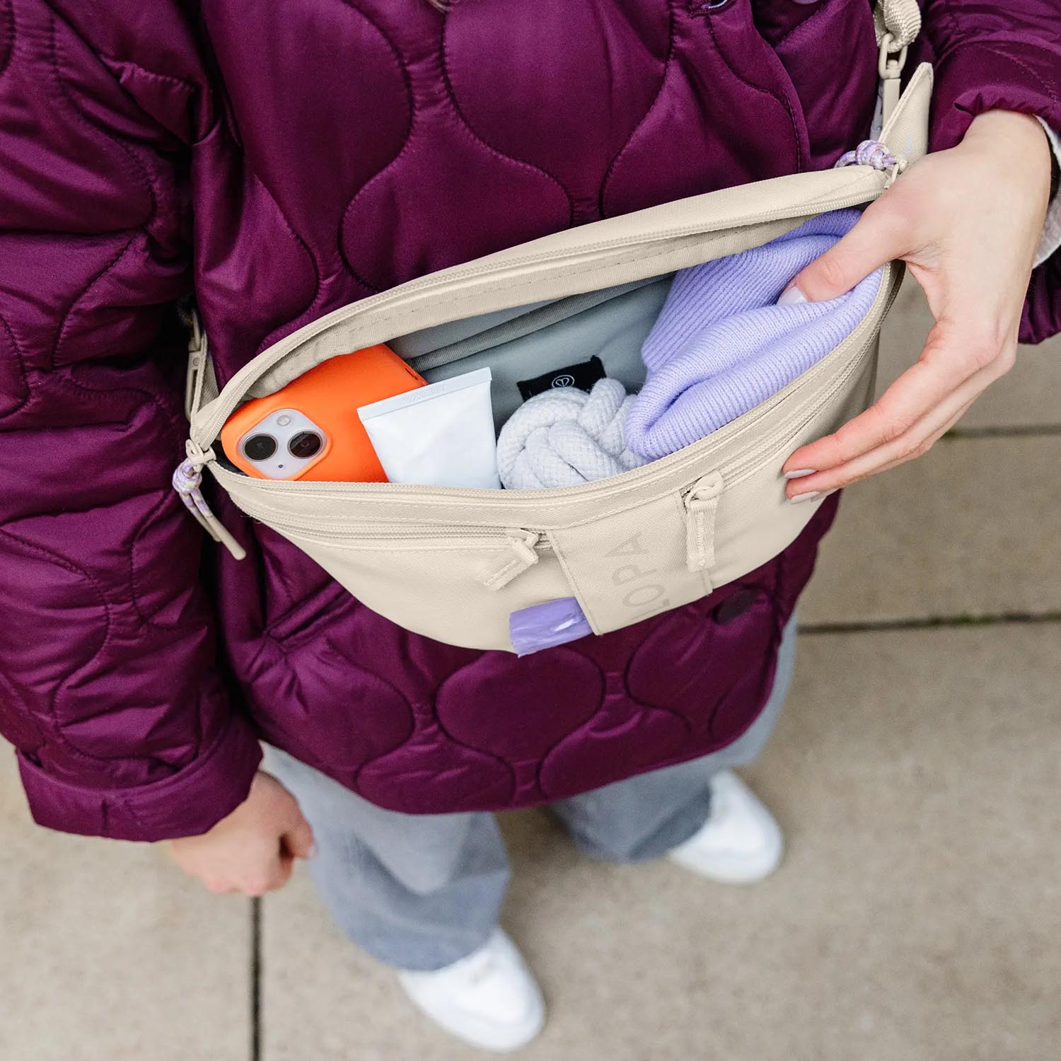 Palopa Bumbag Emma in creme mit Leckerlis und Spielzeug Füllung – bei Petperten Karlsruhe