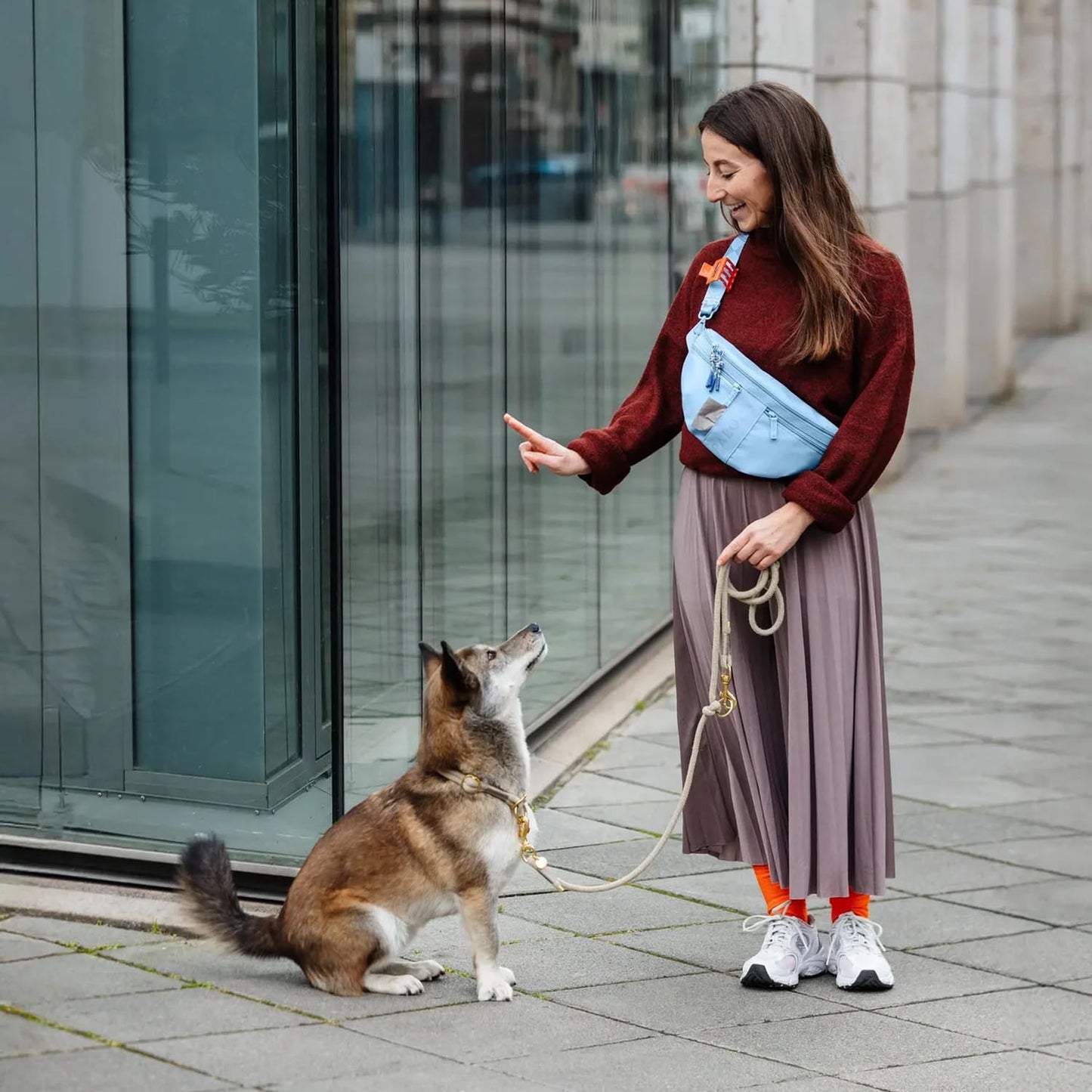 Palopa Bumbag Emma in hellblau als Crossbag mit Hund – bei Petperten Karlsruhe