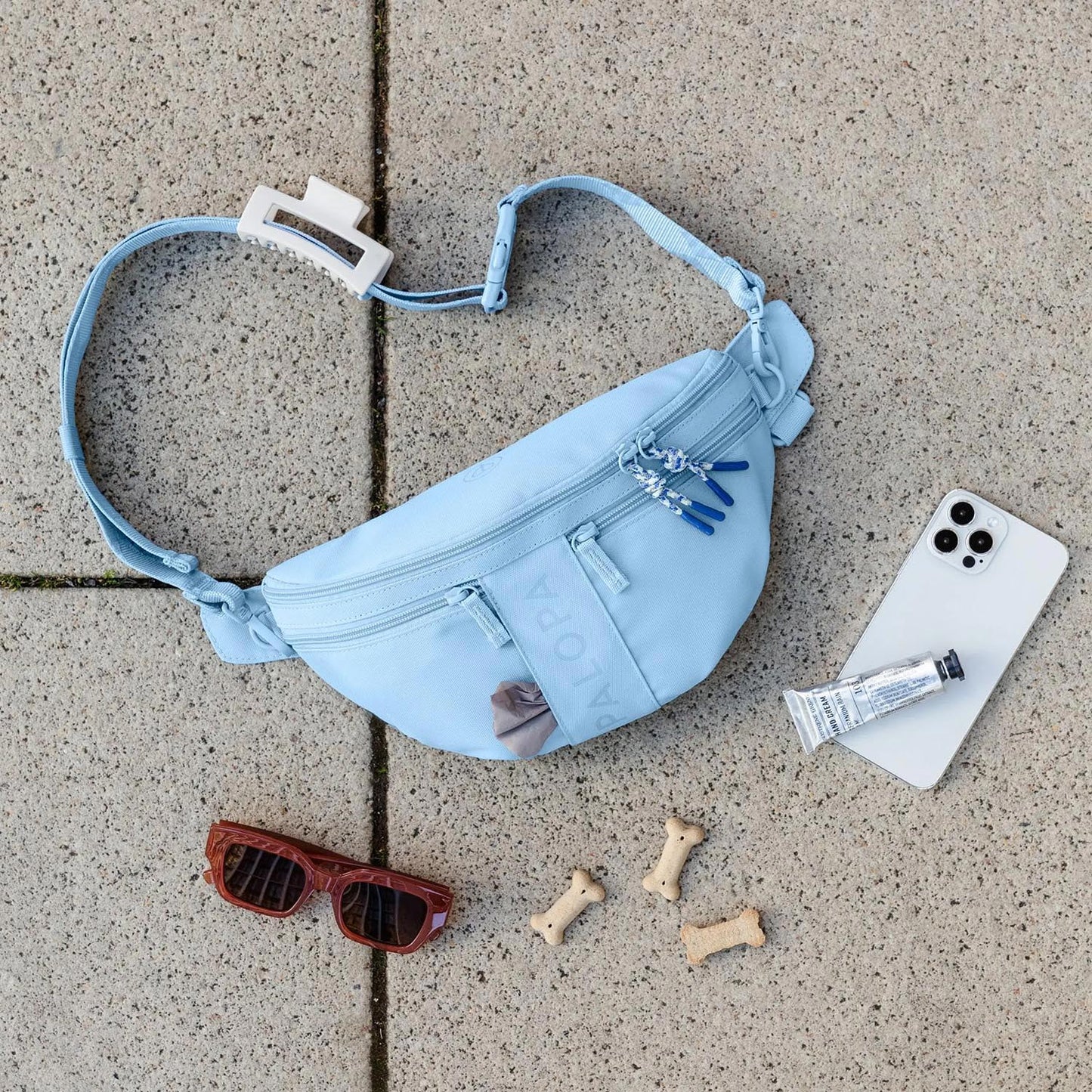 Palopa Bumbag Emma in hellblau mit Leckerlis und Füllung – bei Petperten Karlsruhe