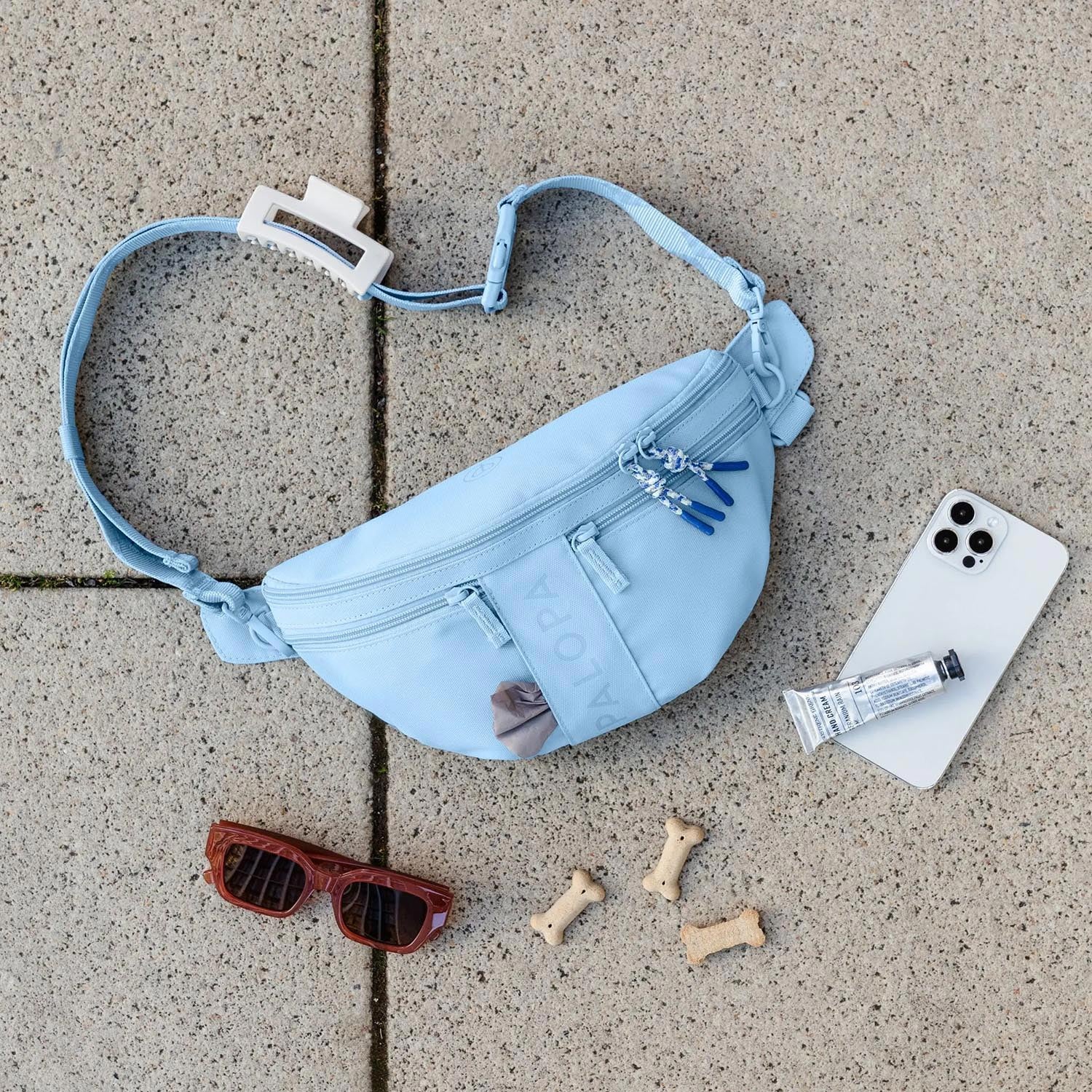 Palopa Bumbag Emma in hellblau mit Leckerlis und Füllung – bei Petperten Karlsruhe