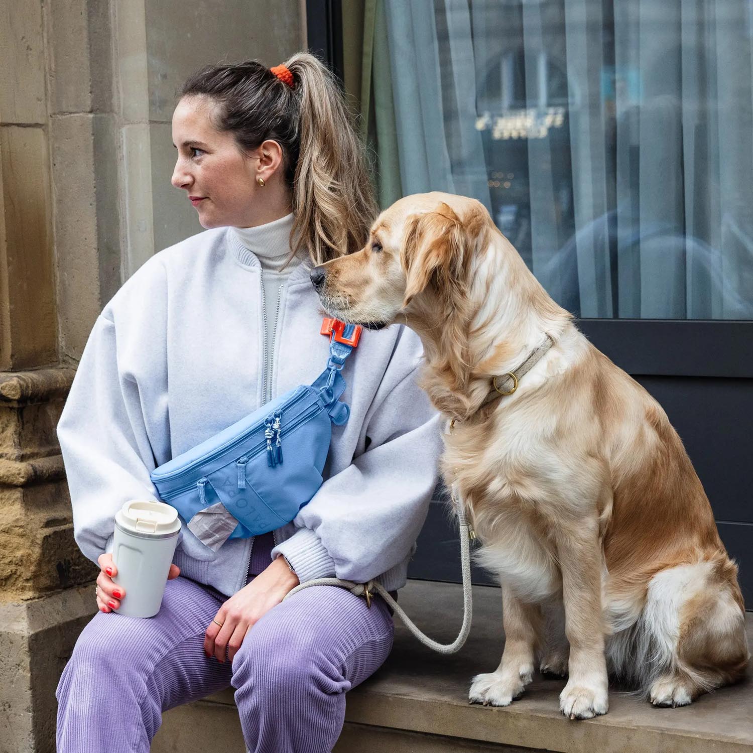 Palopa Bumbag Emma in himmelblau als Crossbag mit Hund – bei Petperten Karlsruhe