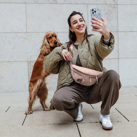 Palopa Bumbag Emma in rosa im Alltag mit Cockerspaniel – bei Petperten Karlsruhe
