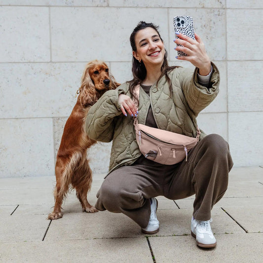Palopa Bumbag Emma in rosa im Alltag mit Cockerspaniel – bei Petperten Karlsruhe