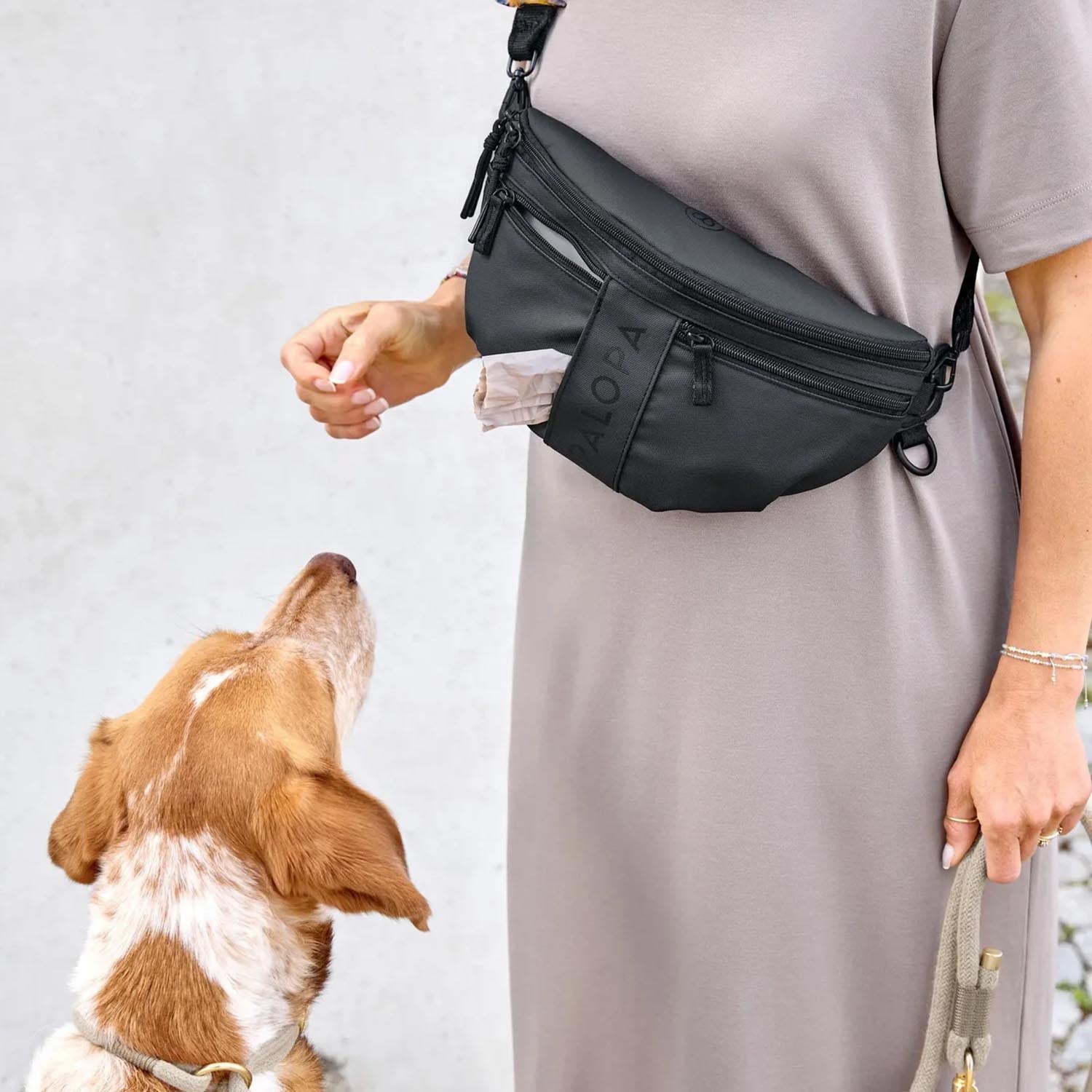 Palopa Bumbag Emma in schwarz als Crossbag mit integriertem Hundebeutel-Auslass – Petperten Karlsruhe