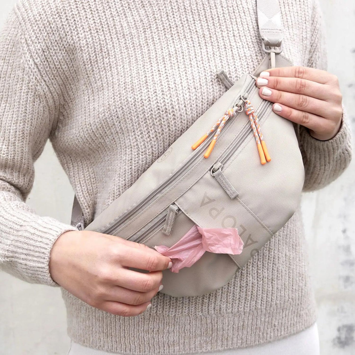 Palopa Bumbag Emma in taupe als Crossbag mit integriertem Hundebeutel-Auslass – Petperten Karlsruhe