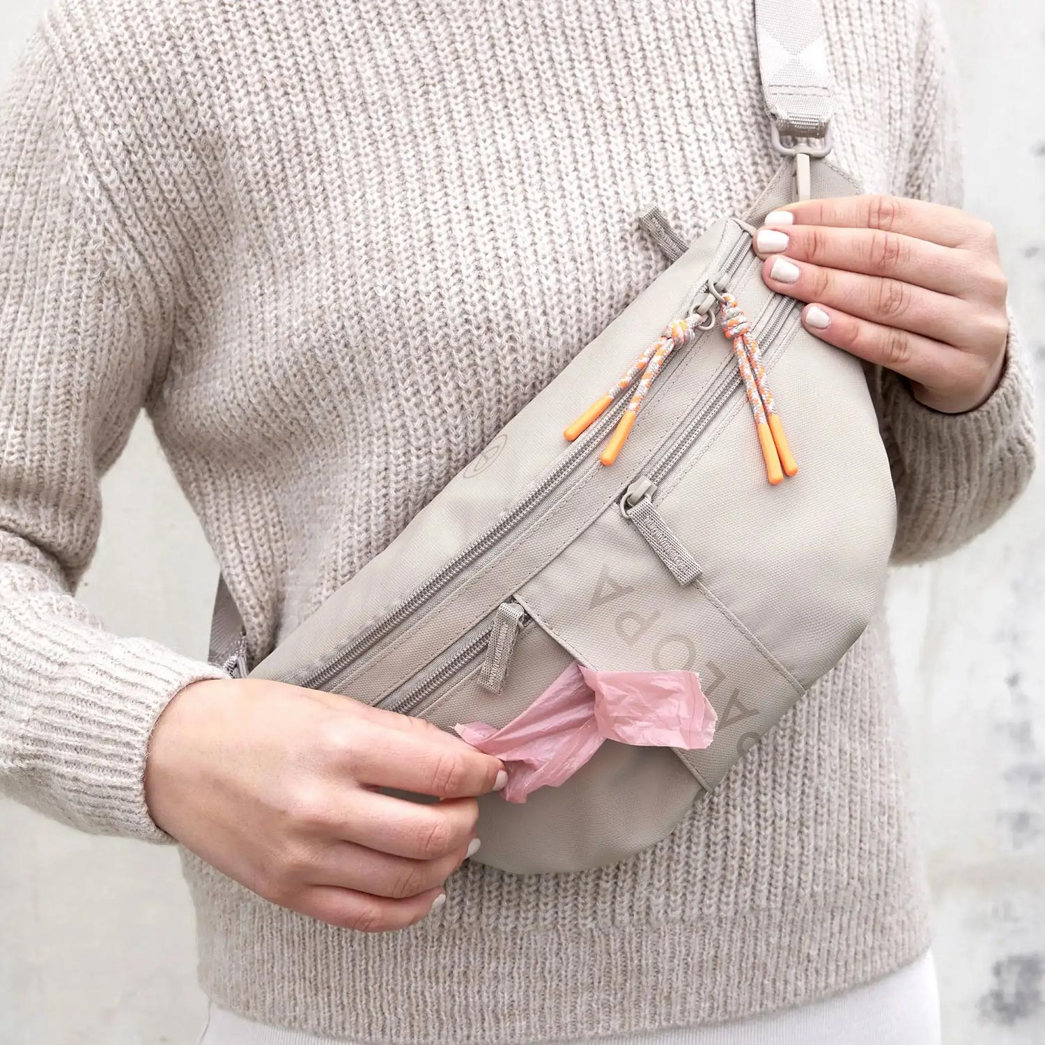 Palopa Bumbag Emma in taupe als Crossbag mit integriertem Hundebeutel-Auslass – Petperten Karlsruhe