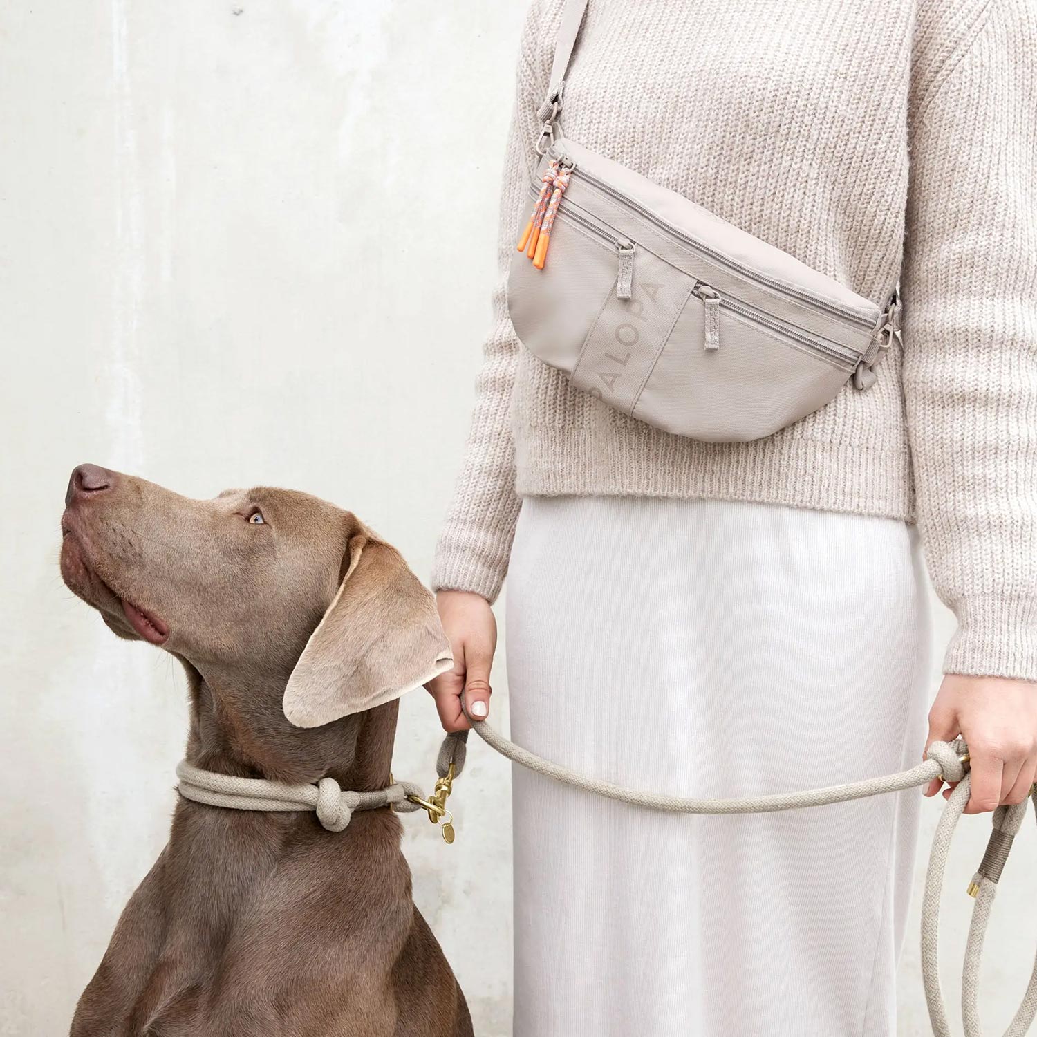 Palopa Bumbag Emma in creme als Crossbag mit Hund und Leine – bei Petperten Karlsruhe