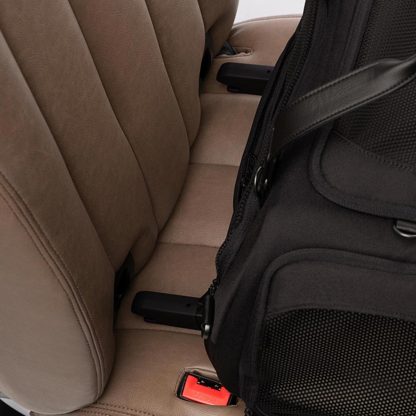 Tavo Pets Dupree II Transporttasche Onyx mit Isofix auf Autositz, Seitenaufprallschutz für Hunde und Katzen, mit Isofix-Befestigung, Sicherheitstest, Beratung bei Petperten Karlsruhe