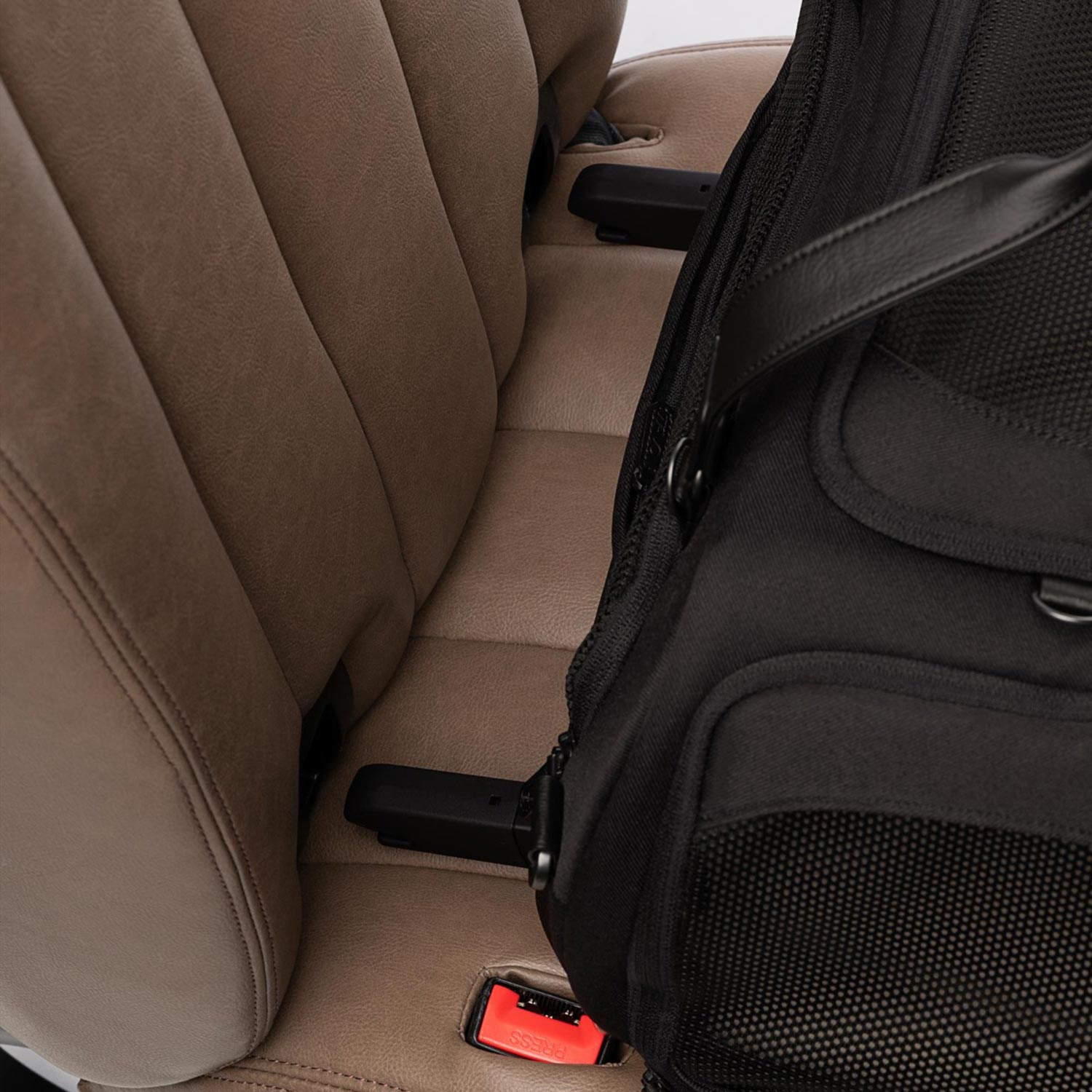Tavo Pets Dupree II Transporttasche Onyx mit Isofix auf Autositz, Seitenaufprallschutz für Hunde und Katzen, mit Isofix-Befestigung, Sicherheitstest, Beratung bei Petperten Karlsruhe