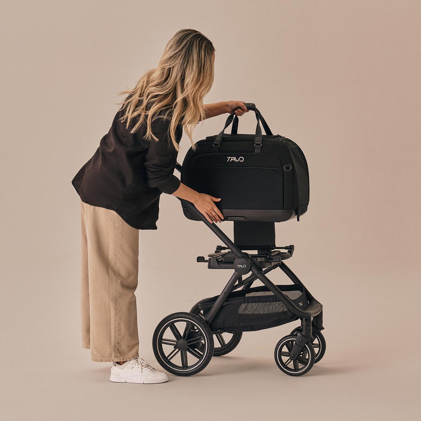 Tavo Pets Hendrick Transporttasche Onyx mit Adapter auf Buggygestell Roscoe für Hunde und Katzen mit Isofix-Befestigung, Sicherheitstest, Beratung bei Petperten Karlsruhe